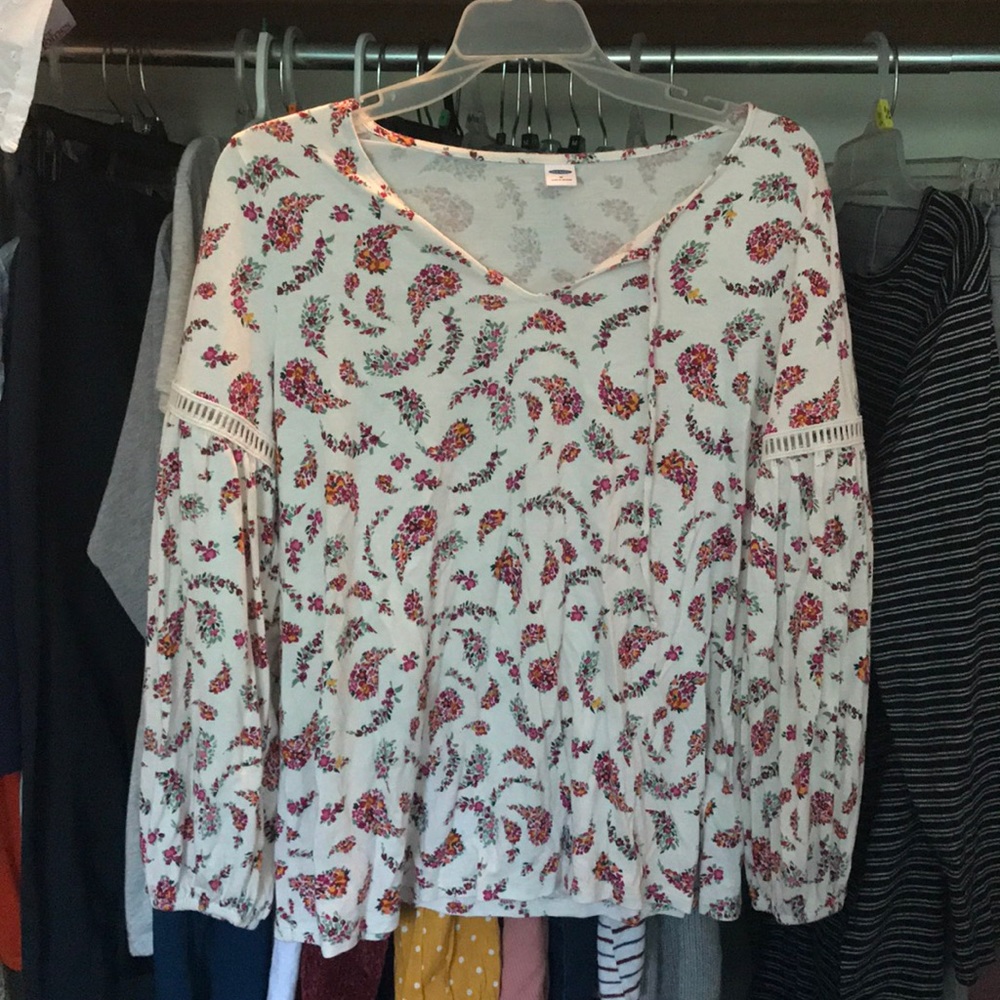 A size M Old Navy shirt